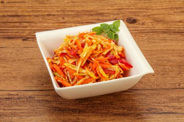 Havuç ve biberli vejetaryen lahana salatası 