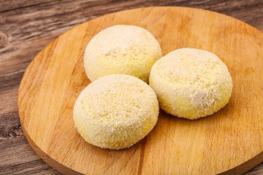 Çiğ patates ezmesi - doldurulmuş patates pirzolası - pişirmek için.