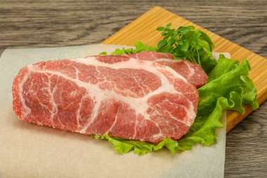 Izgara için çiğ domuz eti boyunlu biftek.