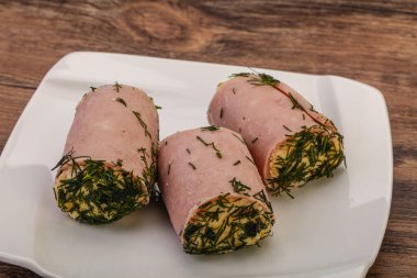 Peynirli ve sarımsaklı jambonlu sandviç.