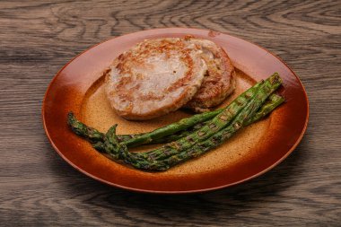 Ton balıklı ızgara biftek ve yeşil kuşkonmaz.