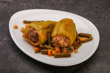 Doldurulmuş dolma dolma biber, et ve pilav.