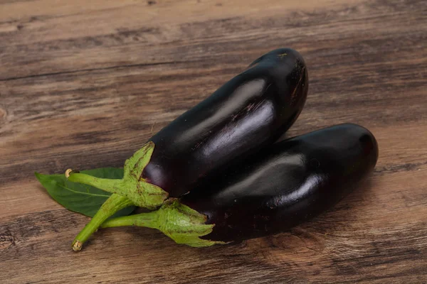 Peu Aubergines Mûres Savoureuses Sur Fond Bois — Photo