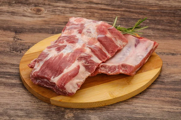 Çiğ domuz kaburgası pişirmek için biberiye servis edilir.