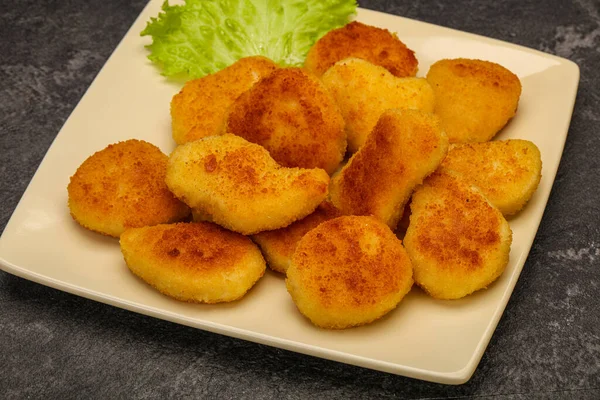 Kızarmış tavuk nugget. Salata yaprakları.