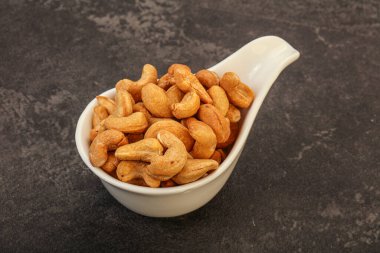 Kavrulmuş kaju yığını kasede