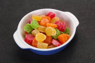 Tatlı meyve yığını kasede