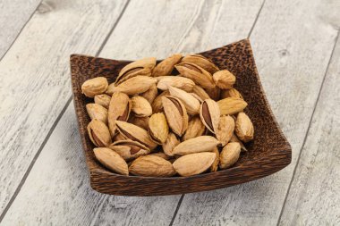 Soyulmamış badem fındıklar kaseye.