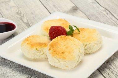 Reçelli krep ve naneli çilek.