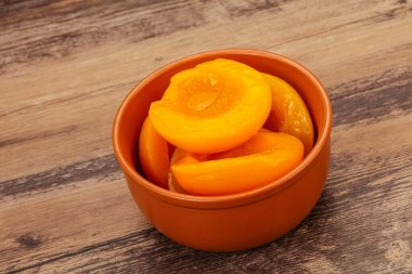 Şırıngayla marine edilmiş şeftali meyvesi.