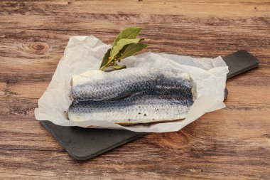 Güvertede deri ve baharatlı ringa filetosu.