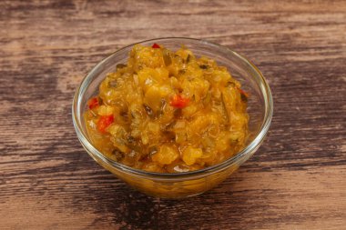 Salatalık ve hardal tohumlu sos.