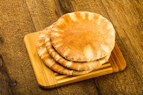 Pide ekmek yığın ahşap arka plan üzerinde