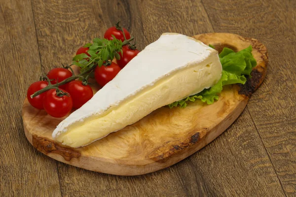 Triângulo Queijo Brie Servido Folhas Salada — Fotografia de Stock