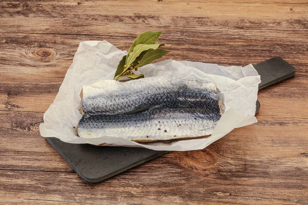 Güvertede deri ve baharatlı ringa filetosu.