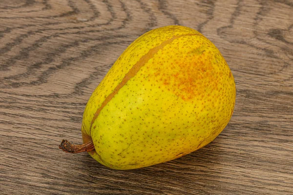 甘いジューシーな新鮮な緑の梨を熟す — ストック写真