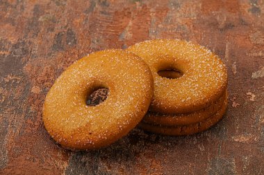 Tatlı ve çıtır çıtır zencefilli kurabiye yığını