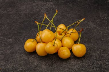 Birkaç tatlı, olgun, sarı kiraz yığını