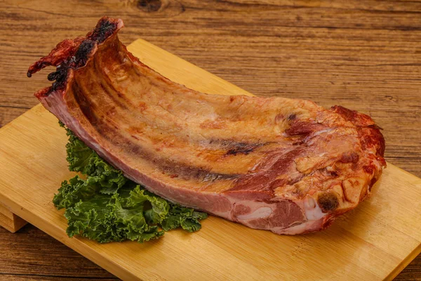 Baharatlı ve otlu domuz pirzolası.