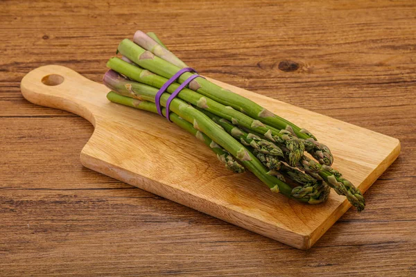 Vejetaryen mutfağı - Pişirmek için çiğ kuşkonmaz yığını