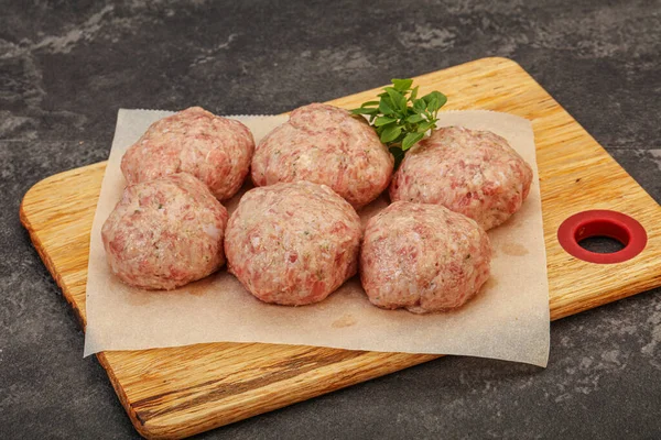 Yemek pişirmek için çiğ hindi köftesi.