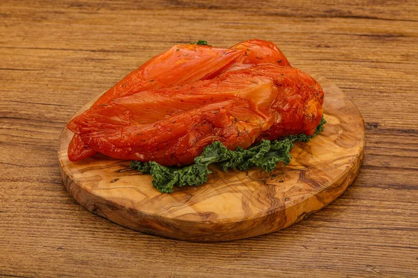 Baharatlı ve otlu füme tavuk göğsü.