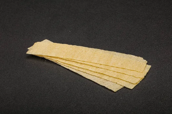 Doğal yağ ve tuzlu patates cipsi yığını. 