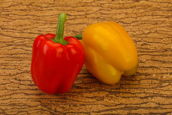 Olgun iki tatlı Bulgar dolma biberi