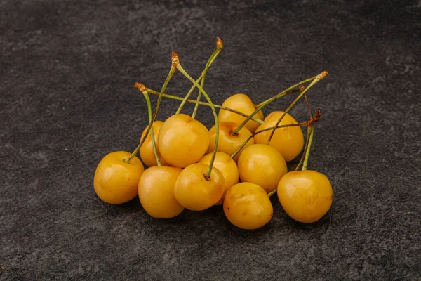 Birkaç tatlı, olgun, sarı kiraz yığını