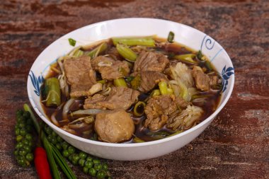 Tayland usulü et, sebze ve mantarlı çorba.