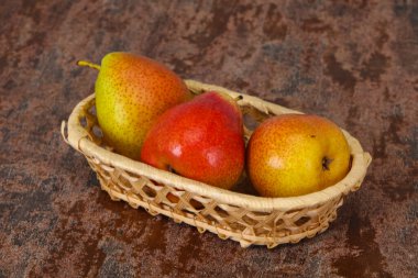 Tahta sepetteki olgun armut yığını.