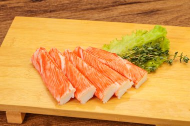 Yengeç çubukları güvertede salata yaprağı servis etti