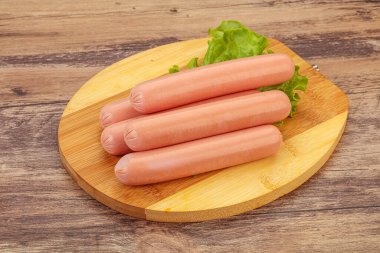 Lezzetli et sosisleri güverteye yığılmış.