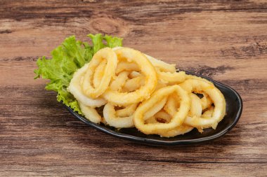 Kavrulmuş kalamar halkaları ve kasede salata.