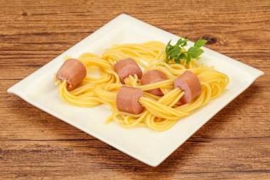 Çocuklar sosisli ve fesleğenli makarna.