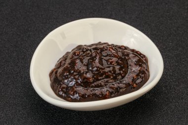 Kasede acı biber sosu var.