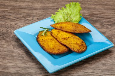 Fırında patates ve biberiye servis edilen baharatlar.