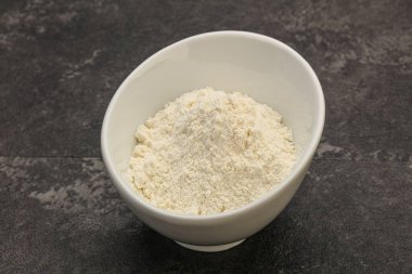 Buğday unu kasede yemek pişirmek için.