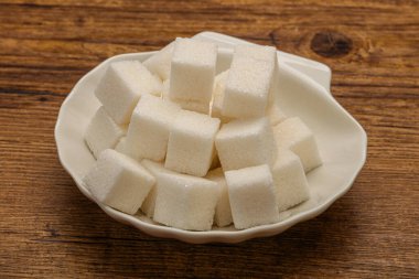 Rafine edilmiş beyaz granüllü şeker yavruları kasede.