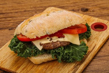 İtalyan ciabatta ekmeği ve hamburger pirzolası.