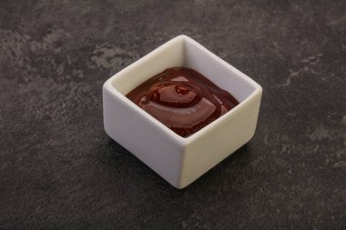 Geleneksel domates barbekü sosu kasede