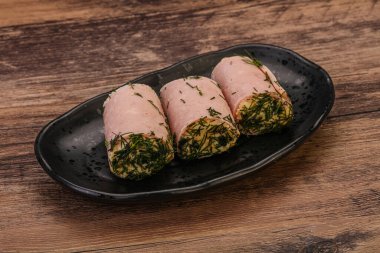 Peynirli ve sarımsaklı jambonlu sandviç.