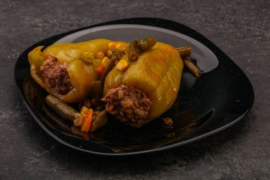 Doldurulmuş dolma dolma biber, et ve pilav.