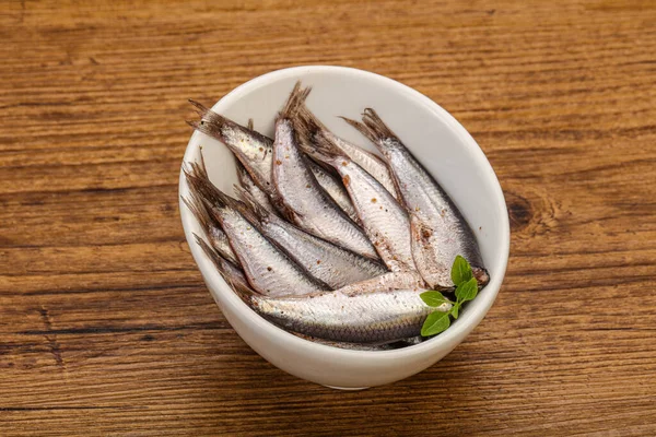 Anchoas Merienda Pescado Tazón Servido Hojas Albahaca —  Fotos de Stock