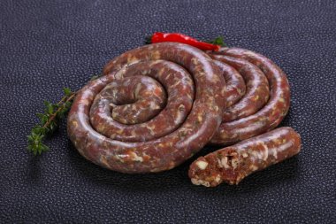 Ham kuzu sosis ızgara için hazır