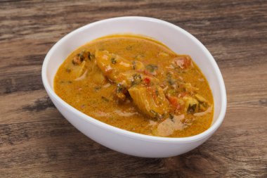 Geleneksel Tayland körili tavuk çorbası ve hindistan cevizi sütü.