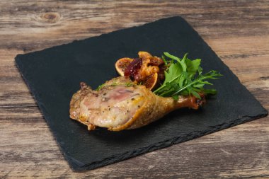 Kavrulmuş. Ördek. erik, incir ve elma ile bacak