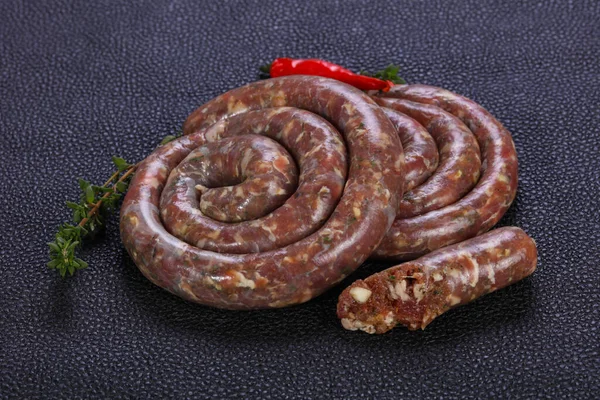 Ham kuzu sosis ızgara için hazır