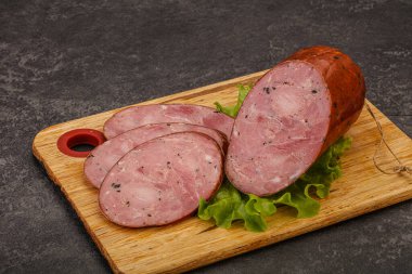 Baharatlı ve otlu füme jambon.