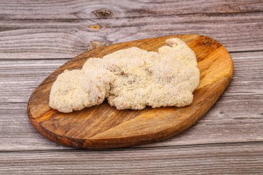 Kızartma için çiğ domuz eti şnitzel.